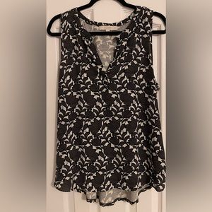 Loft Split Neck Black and White Floral Shell Size Large